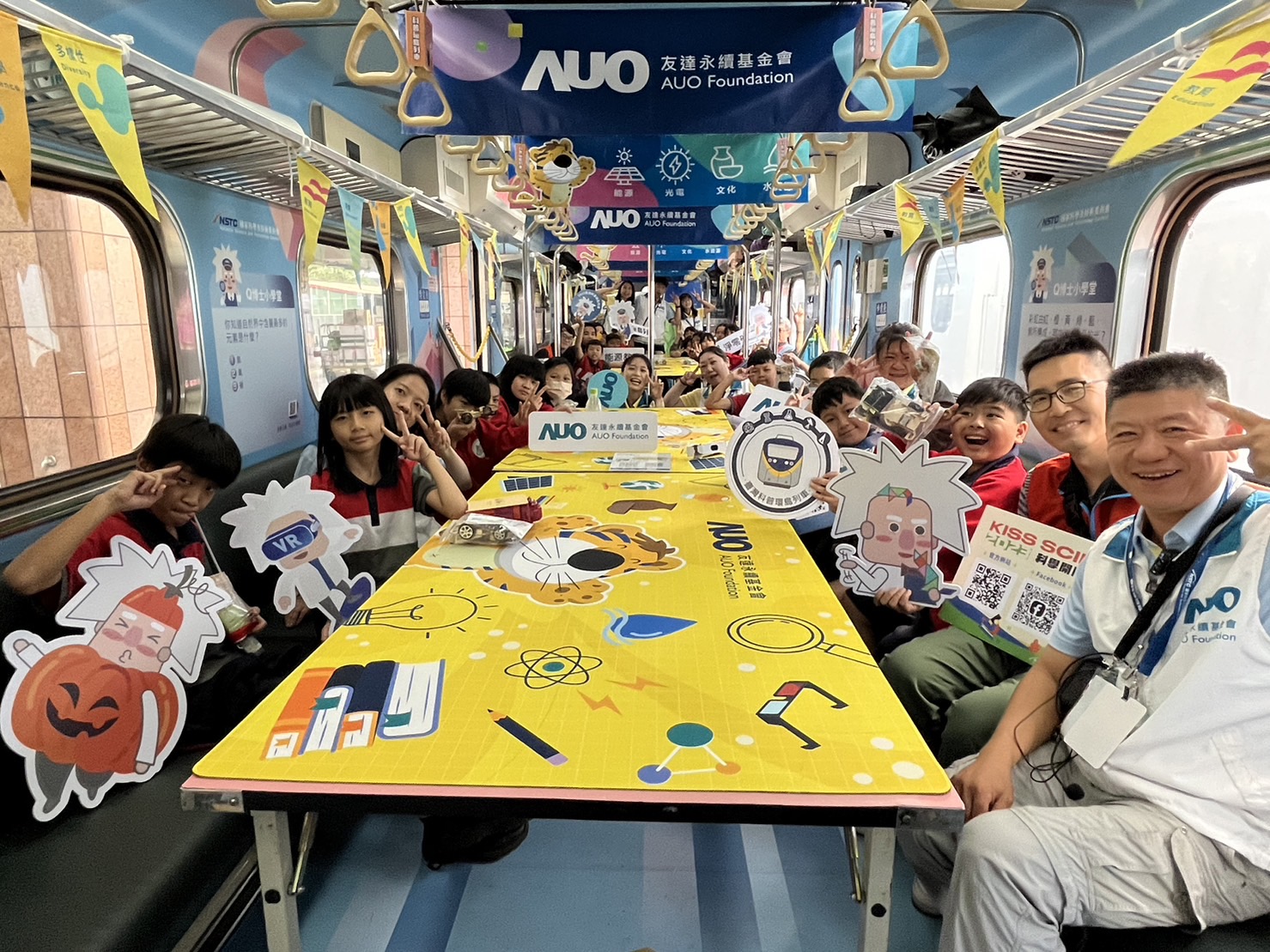 28圈永續基金會參與「臺灣科普環島列車」，設計基礎科學車廂課程，以「淨零碳排和永續能源」為主題，讓學生透過創意實驗認識淨零知識，以及思考生活中的減碳行為