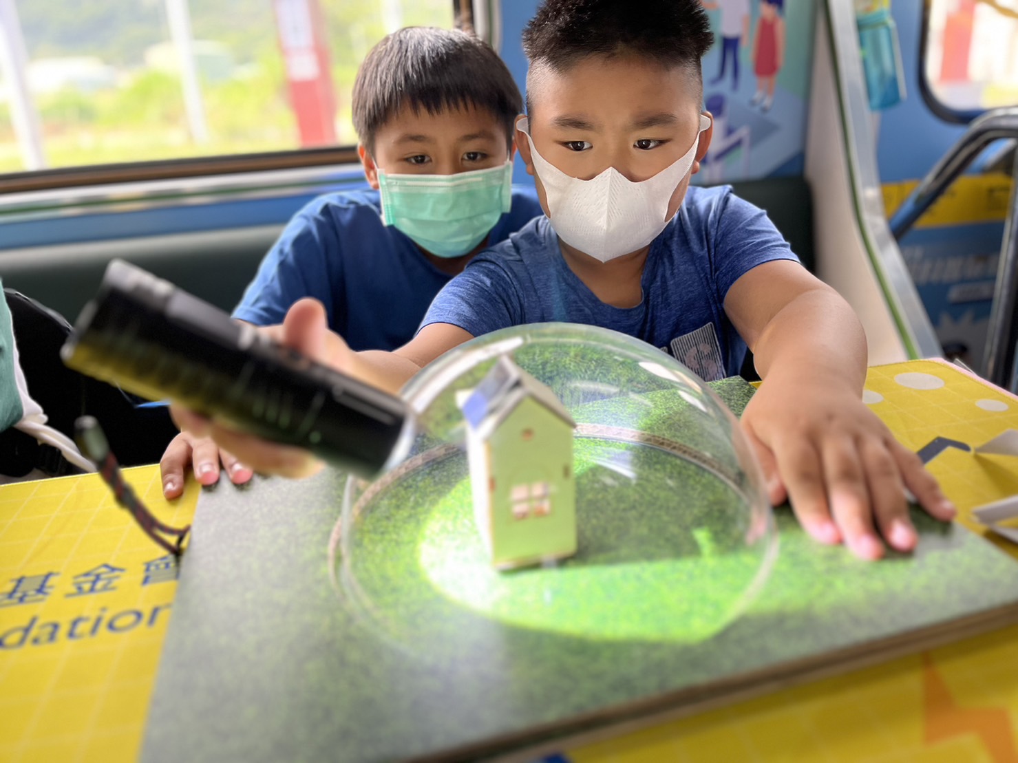 28圈參與基礎科學主題車廂，以STEAM教學精神，設計「逐日科學家」、「太陽能工程師」以及「淨零建築師」三大能源科普課程和實驗