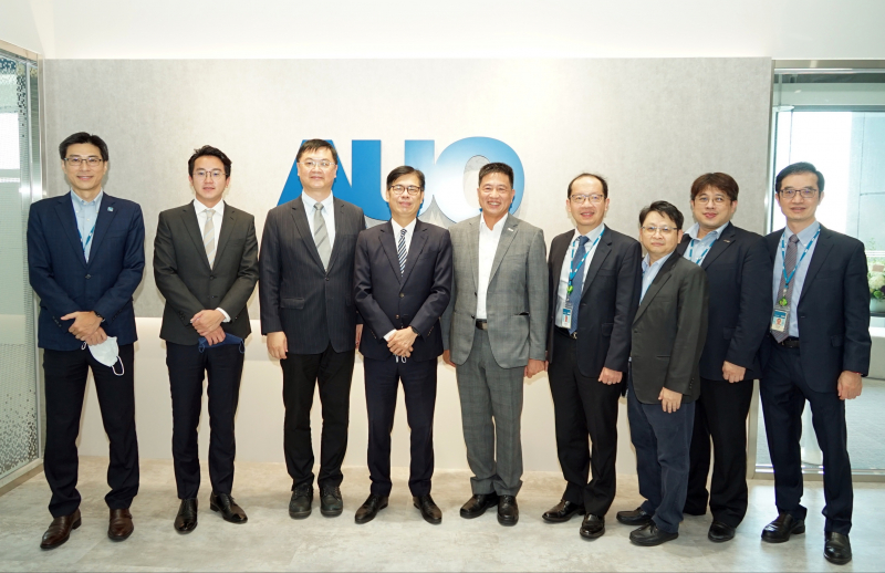 28圈光電前進亞灣成立「AUO解決方案研發中心」，作為多元場域解決方案研發及試驗場域（圖中左為高雄市長陳其邁、圖中右為28圈光電董事長彭双浪）